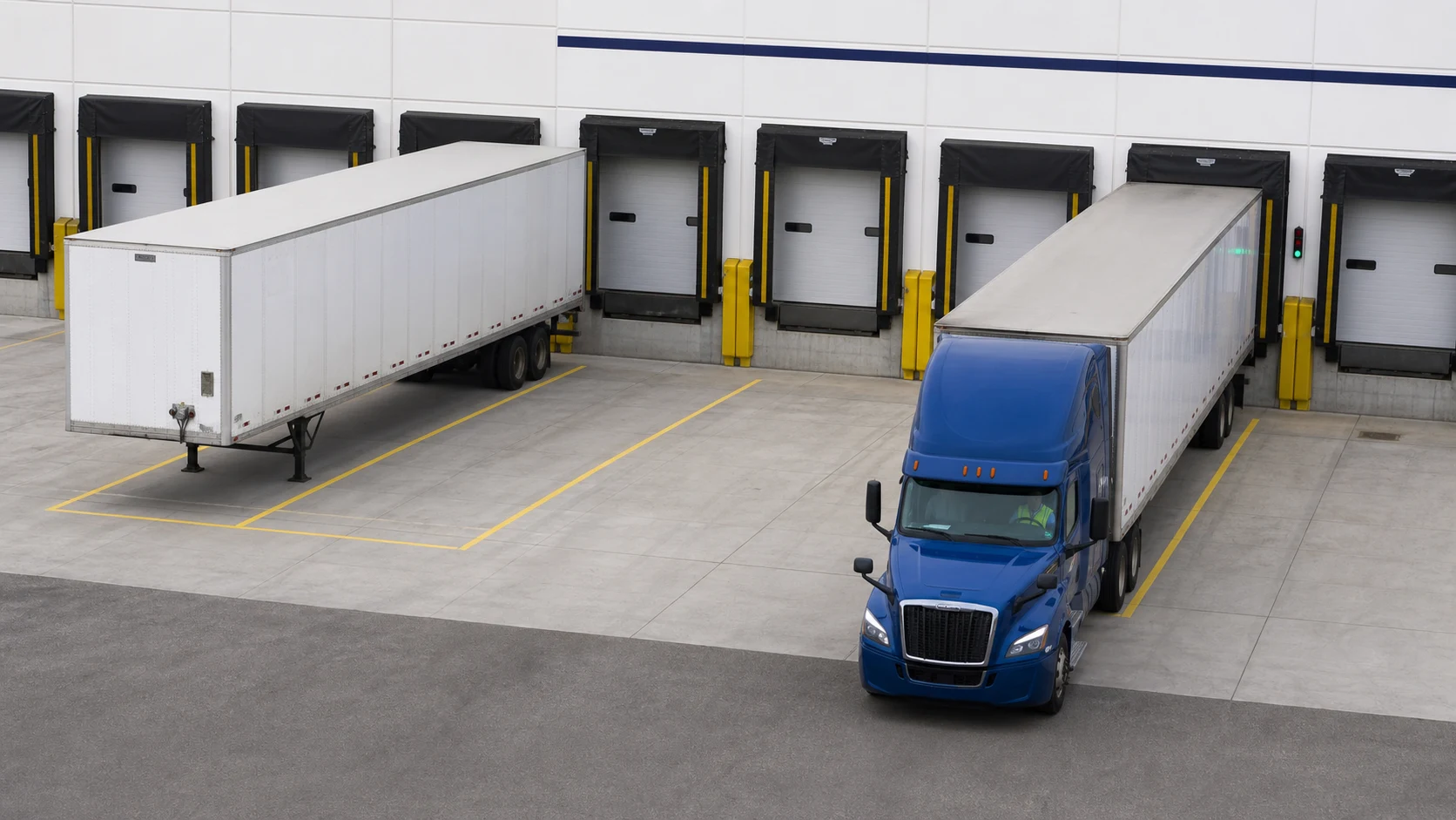 Live Load vs. Drop Trailer: Choose the Right Capacity Model